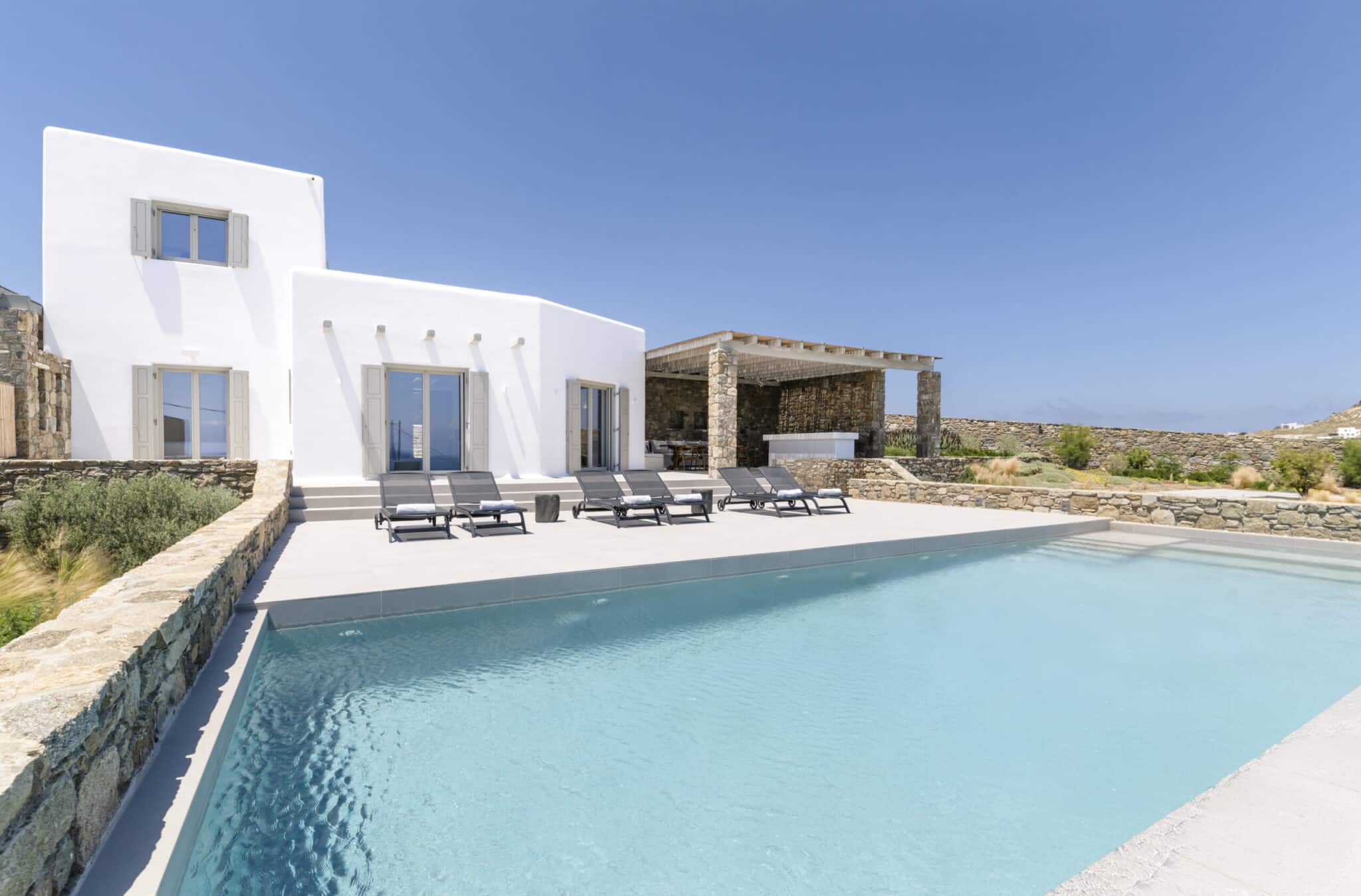 Villa Horizon Line